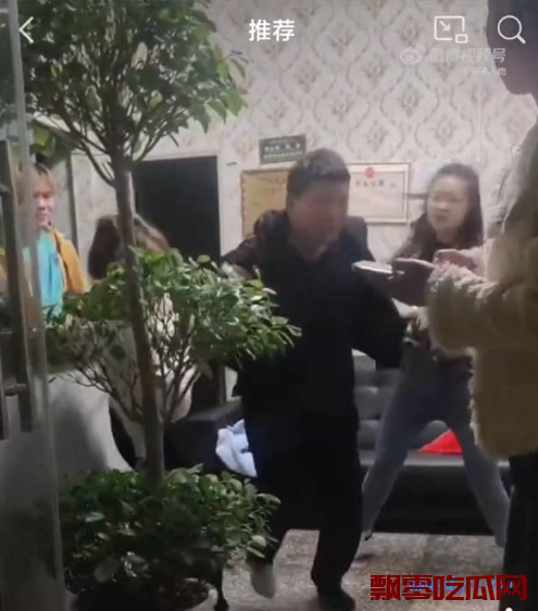 昆明男子按摩店白嫖事件，被按摩店的三女子爆锤随后被一窝端